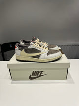 JORDAN 1 LOW TRAVIS SCOTT REVERSE MOCHA (9/10)