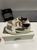 JORDAN 1 LOW TRAVIS SCOTT REVERSE MOCHA (9/10)