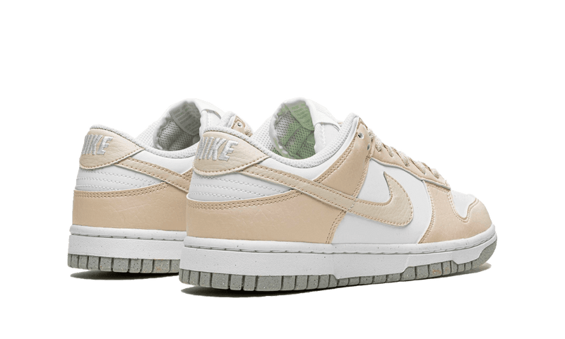 (48H Leverans) Nike Dunk Low Next Nature White Light Orewood Brown (W)